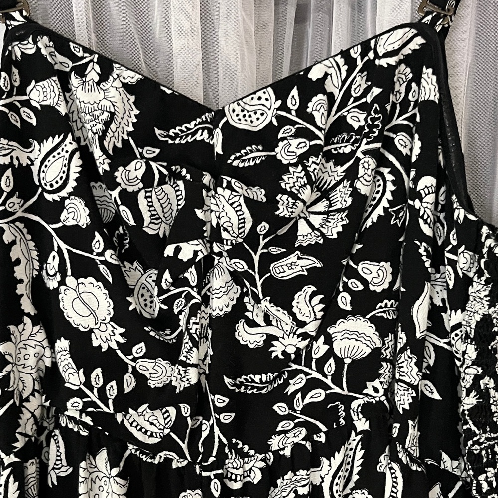 Black & White Floral Jumpsuit Romper - Sleeveless with pockets. - Picture 3 of 5